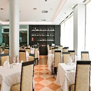 Hotel & 4*